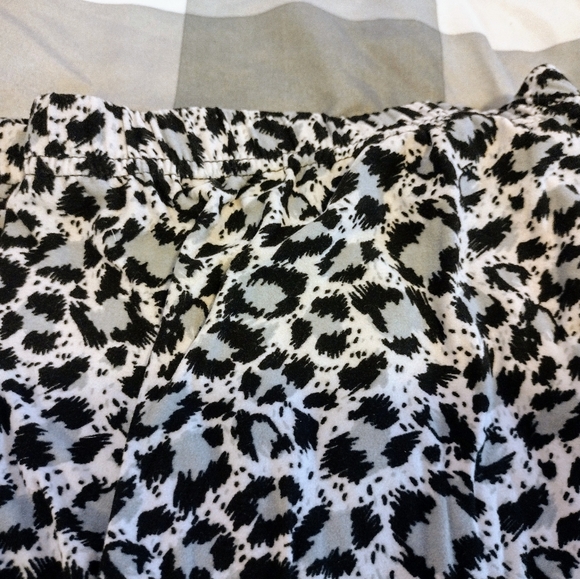 Plus Size cheetah leggings - Picture 2 of 2